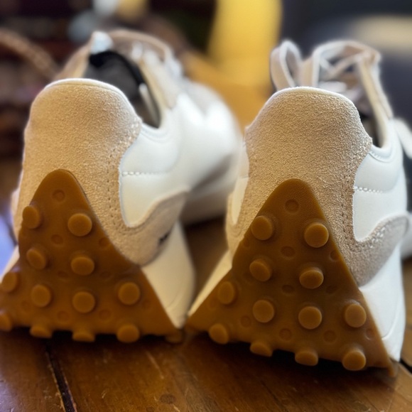 New Balance Moonbeam and Black 327 Sneaker - Picture 8 of 11